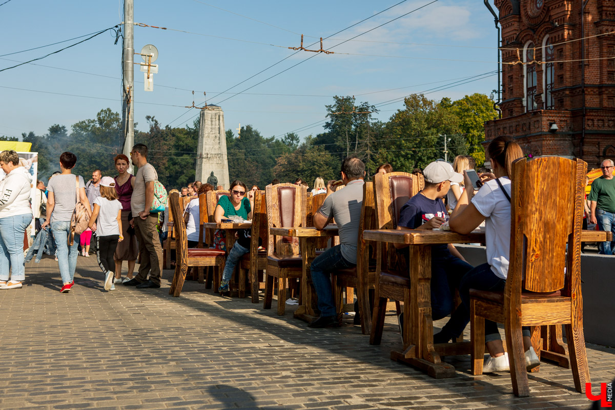 31 августа и 1 сентября Владимир праздновал День города. Работало очень много фуд-зон, мы прогулялись по самым интересным и делимся впечатлениями