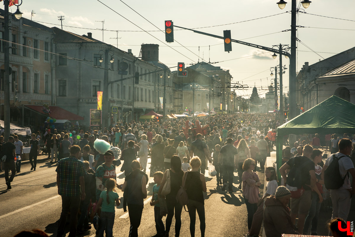 31 августа и 1 сентября Владимир праздновал День города. Работало очень много фуд-зон, мы прогулялись по самым интересным и делимся впечатлениями