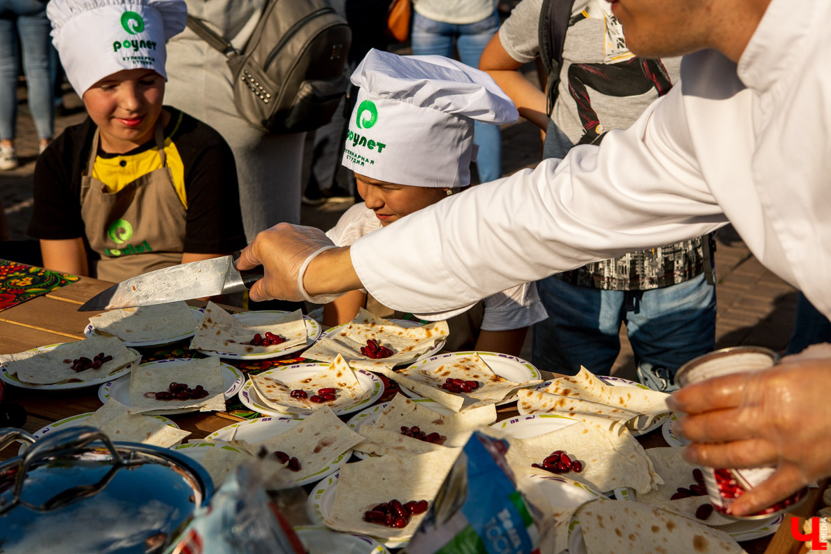 31 августа и 1 сентября Владимир праздновал День города. Работало очень много фуд-зон, мы прогулялись по самым интересным и делимся впечатлениями