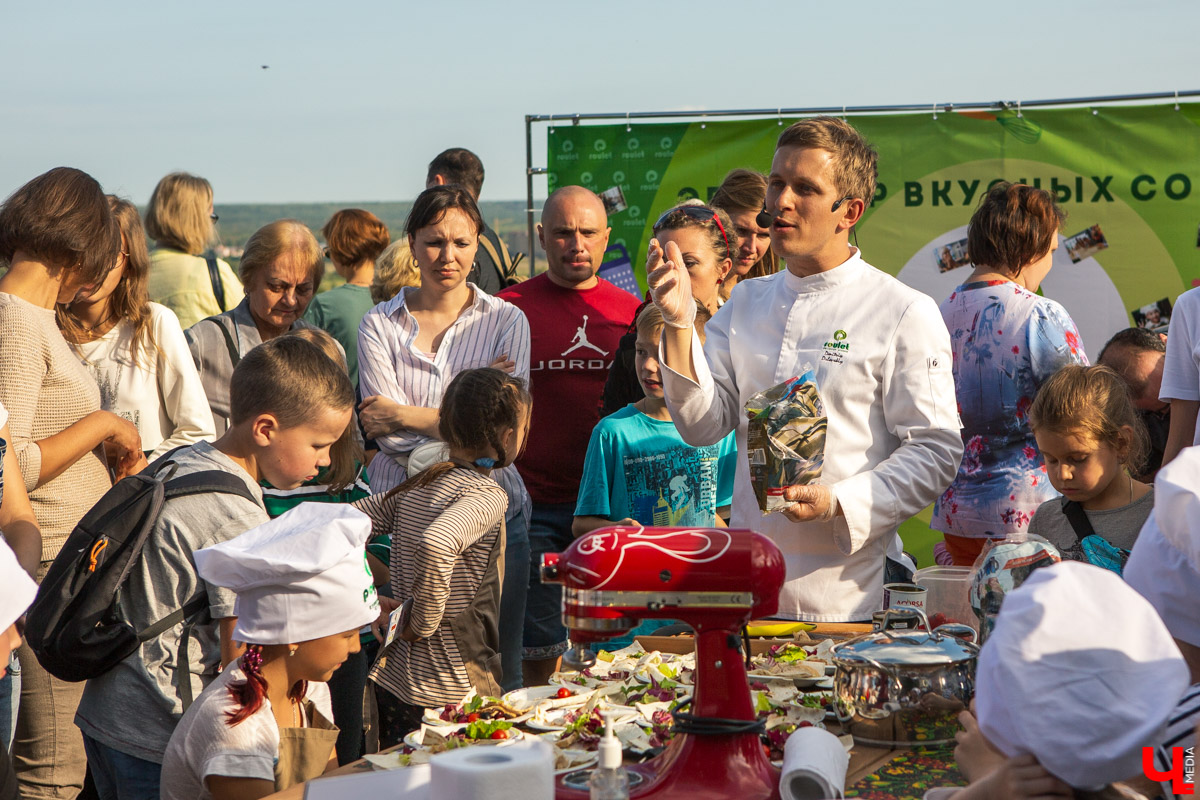 31 августа и 1 сентября Владимир праздновал День города. Работало очень много фуд-зон, мы прогулялись по самым интересным и делимся впечатлениями