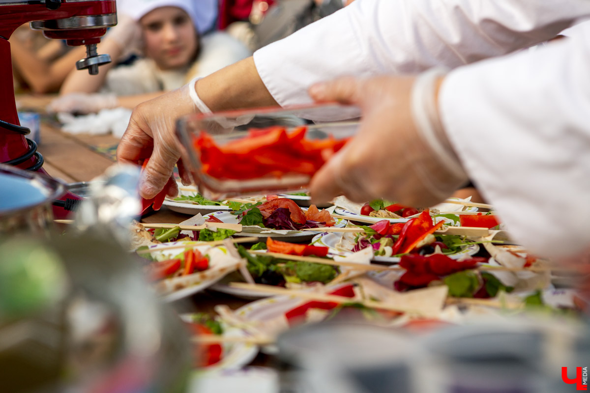 31 августа и 1 сентября Владимир праздновал День города. Работало очень много фуд-зон, мы прогулялись по самым интересным и делимся впечатлениями