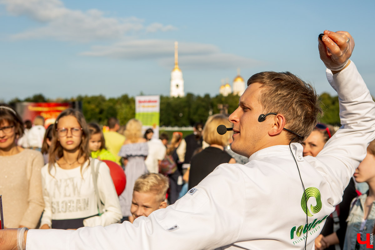31 августа и 1 сентября Владимир праздновал День города. Работало очень много фуд-зон, мы прогулялись по самым интересным и делимся впечатлениями