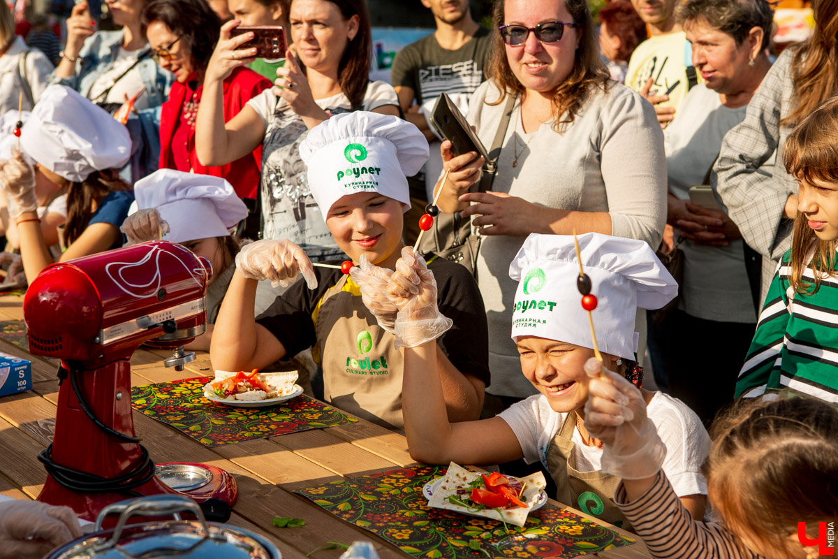 31 августа и 1 сентября Владимир праздновал День города. Работало очень много фуд-зон, мы прогулялись по самым интересным и делимся впечатлениями