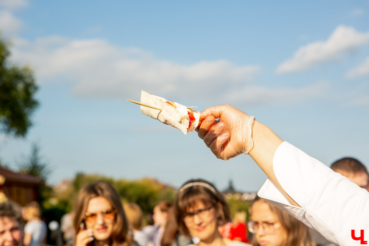 31 августа и 1 сентября Владимир праздновал День города. Работало очень много фуд-зон, мы прогулялись по самым интересным и делимся впечатлениями