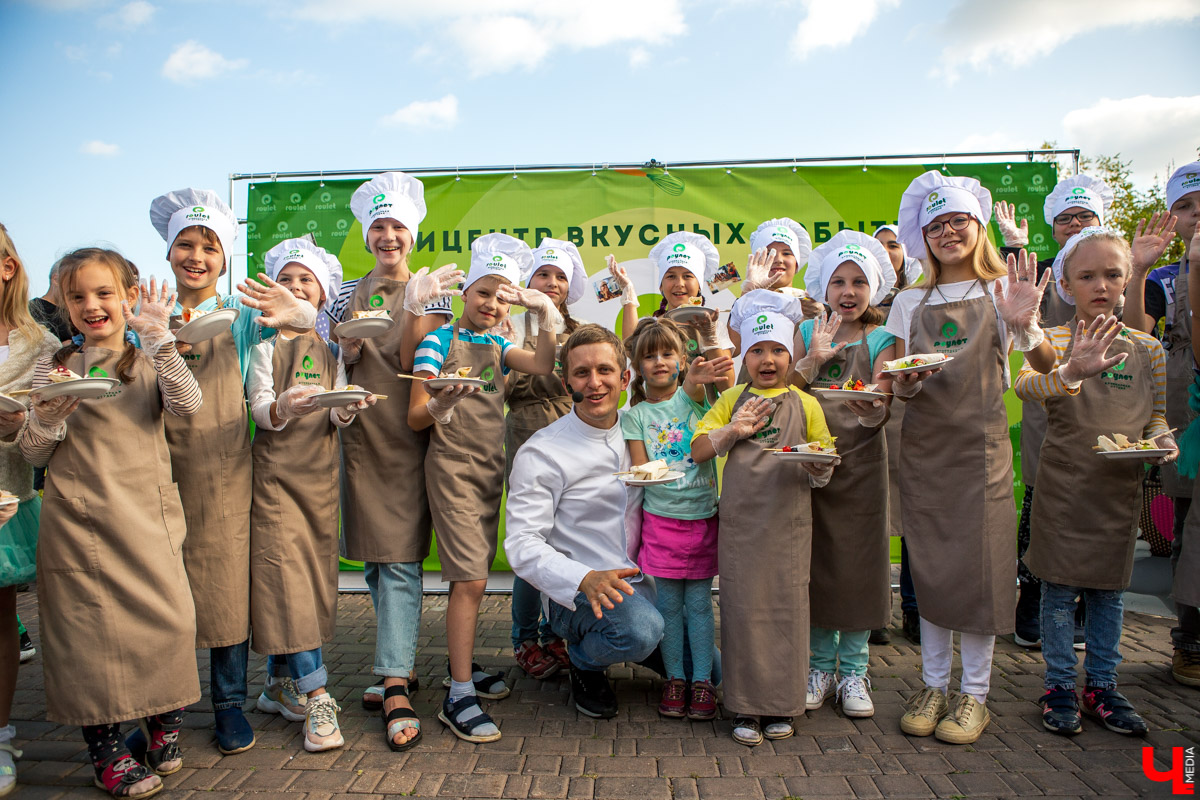 31 августа и 1 сентября Владимир праздновал День города. Работало очень много фуд-зон, мы прогулялись по самым интересным и делимся впечатлениями