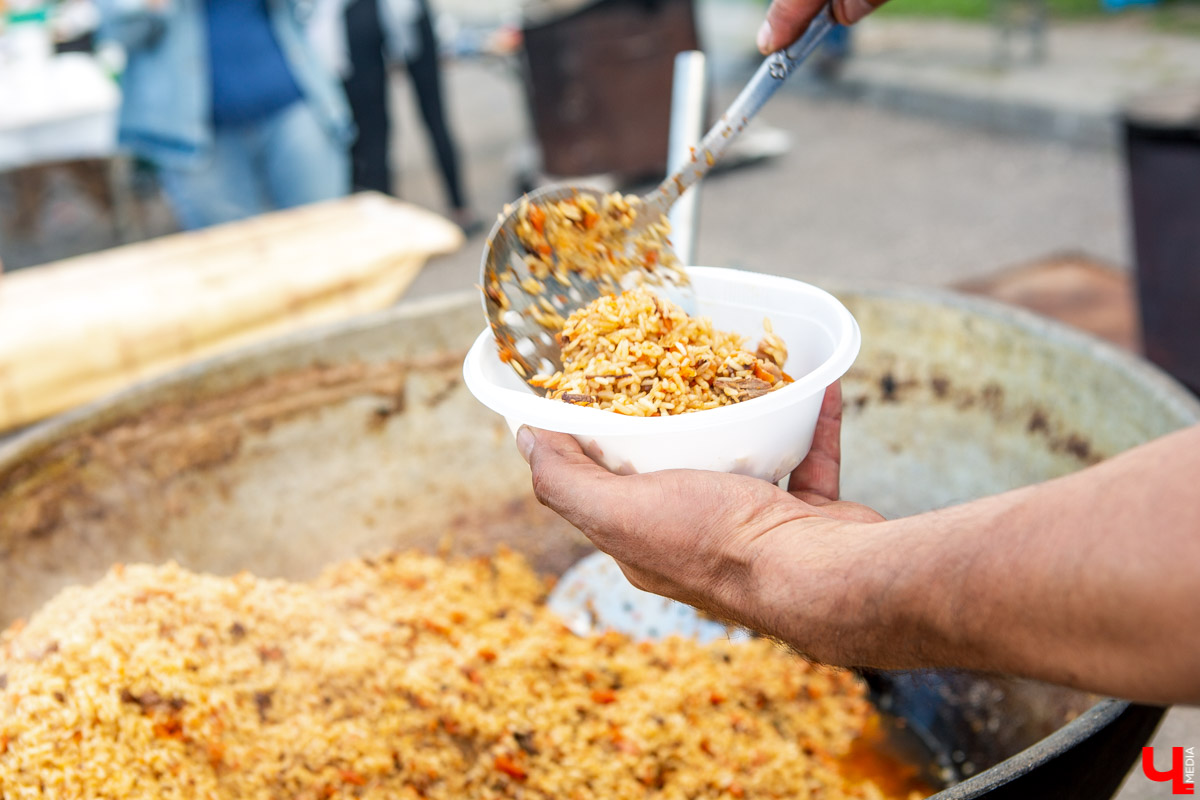 31 августа и 1 сентября Владимир праздновал День города. Работало очень много фуд-зон, мы прогулялись по самым интересным и делимся впечатлениями