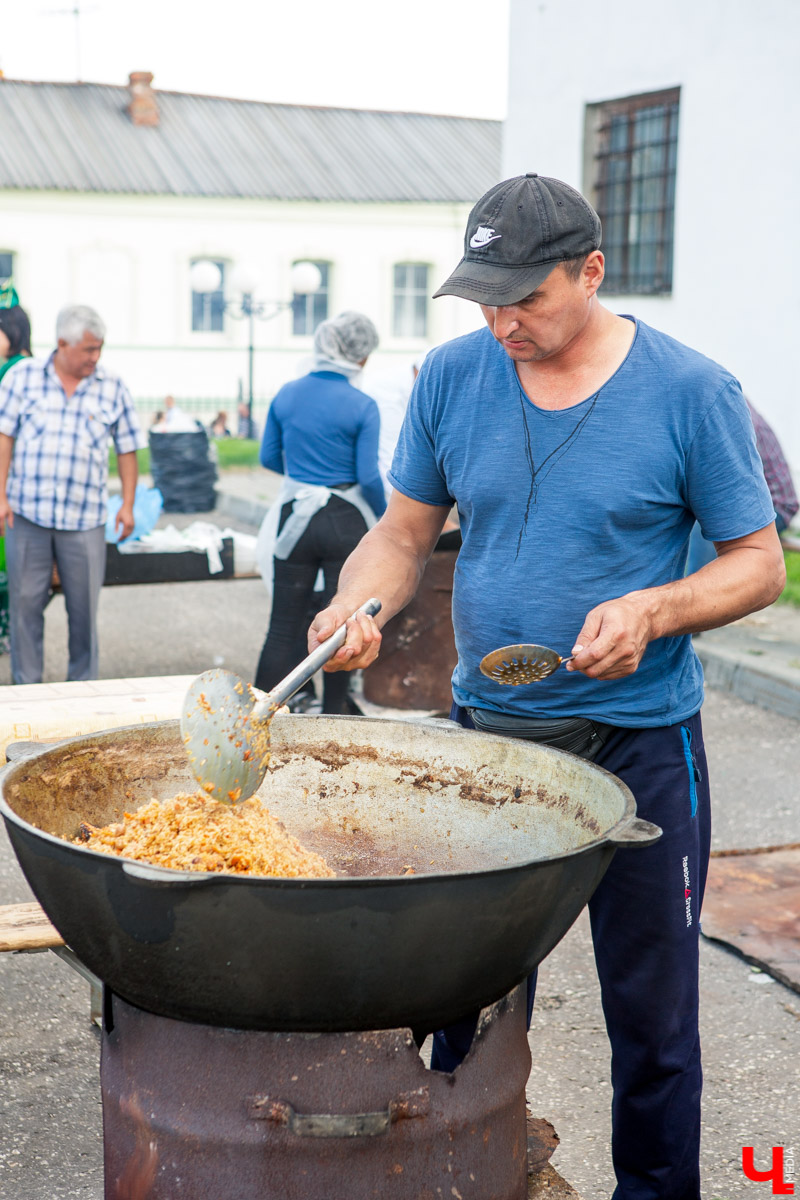 31 августа и 1 сентября Владимир праздновал День города. Работало очень много фуд-зон, мы прогулялись по самым интересным и делимся впечатлениями