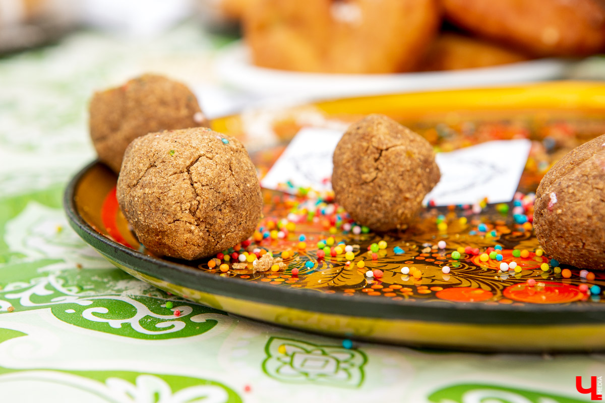 31 августа и 1 сентября Владимир праздновал День города. Работало очень много фуд-зон, мы прогулялись по самым интересным и делимся впечатлениями