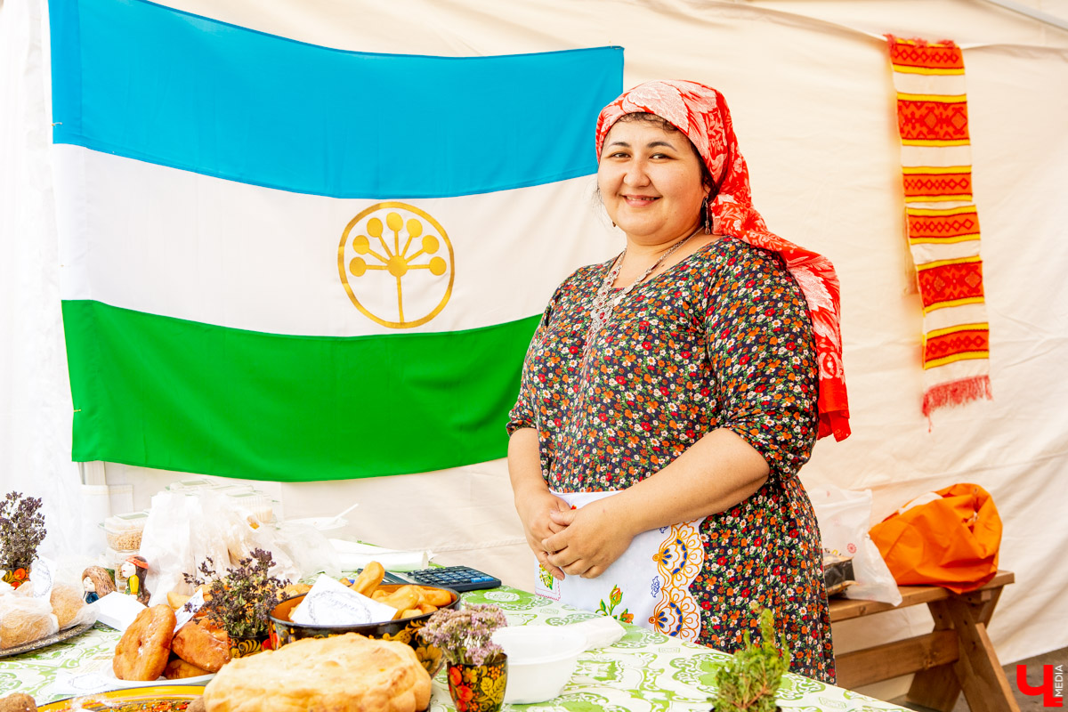 31 августа и 1 сентября Владимир праздновал День города. Работало очень много фуд-зон, мы прогулялись по самым интересным и делимся впечатлениями