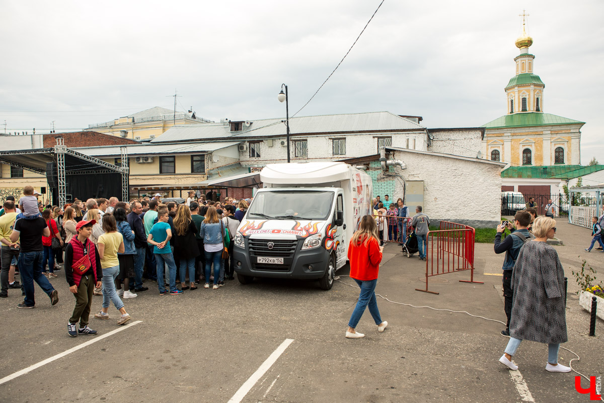 31 августа и 1 сентября Владимир праздновал День города. Работало очень много фуд-зон, мы прогулялись по самым интересным и делимся впечатлениями