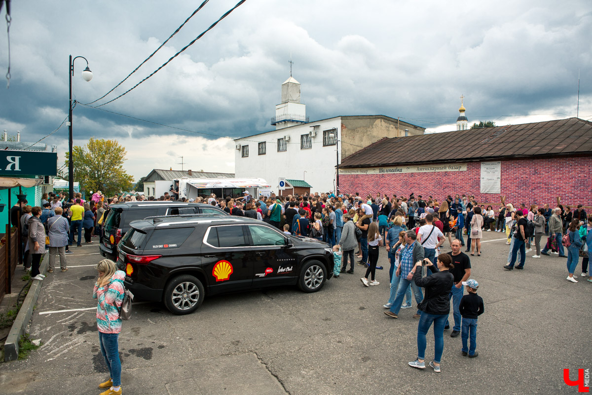 31 августа и 1 сентября Владимир праздновал День города. Работало очень много фуд-зон, мы прогулялись по самым интересным и делимся впечатлениями