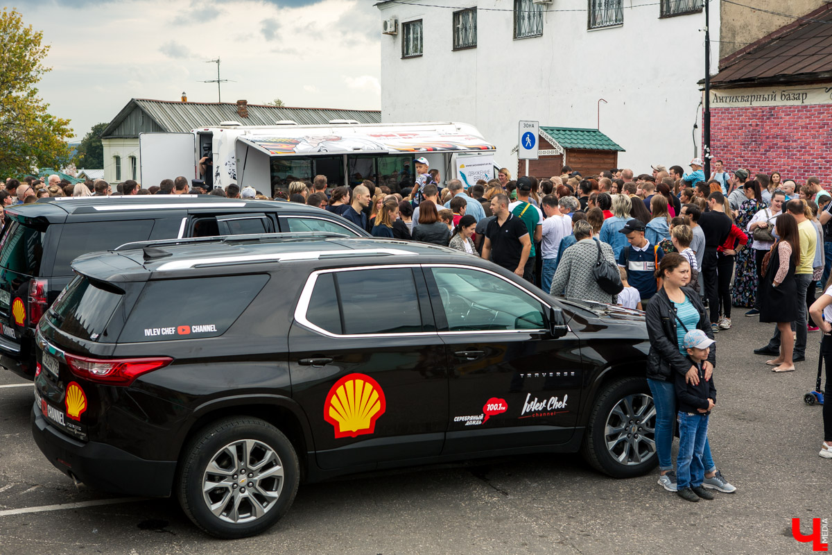 31 августа и 1 сентября Владимир праздновал День города. Работало очень много фуд-зон, мы прогулялись по самым интересным и делимся впечатлениями