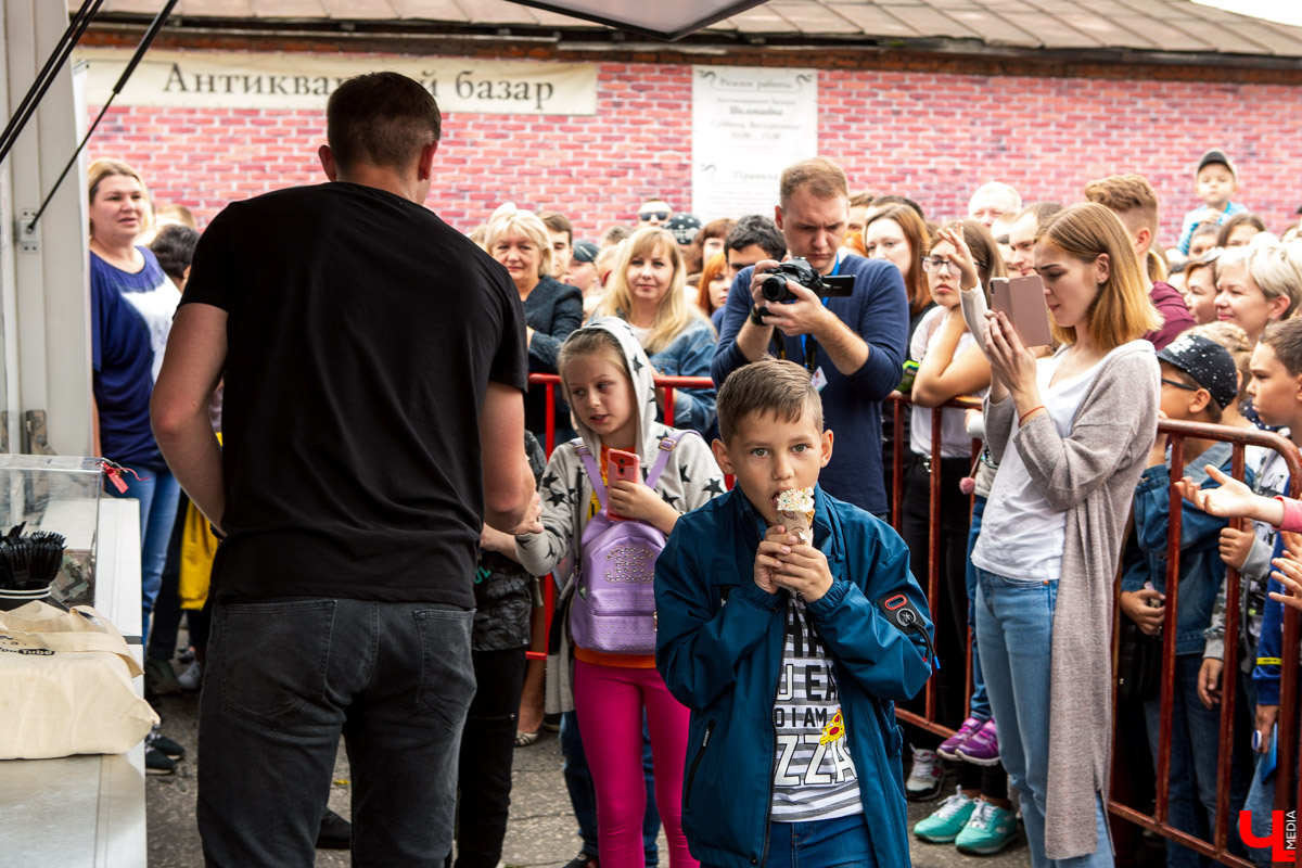 31 августа и 1 сентября Владимир праздновал День города. Работало очень много фуд-зон, мы прогулялись по самым интересным и делимся впечатлениями