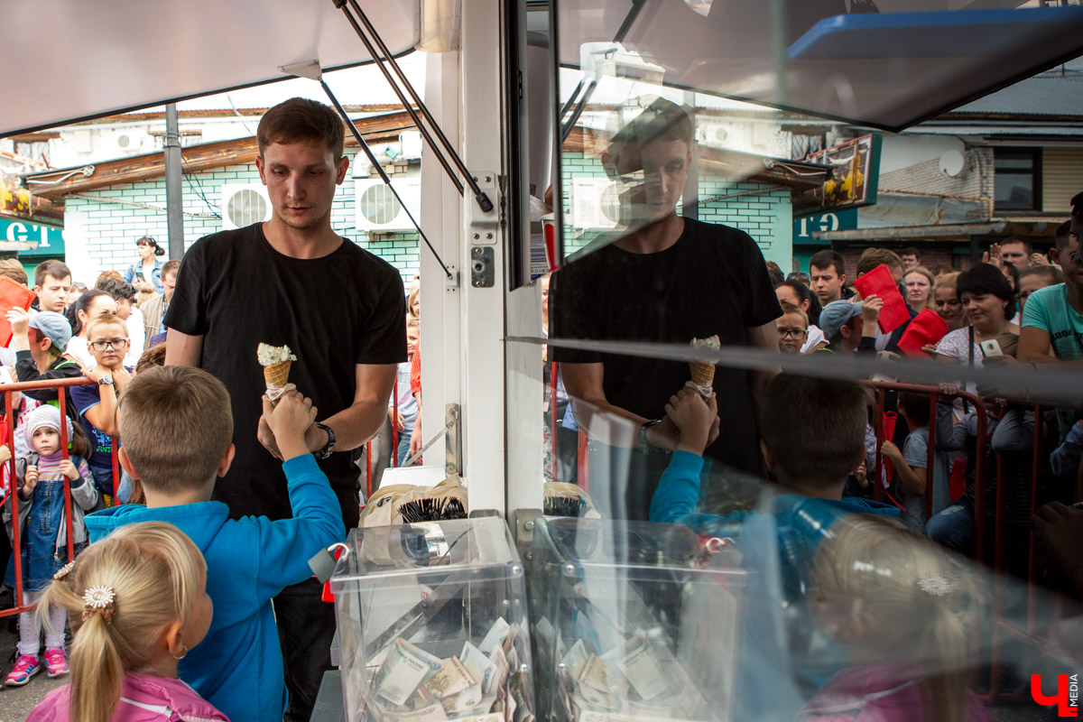 31 августа и 1 сентября Владимир праздновал День города. Работало очень много фуд-зон, мы прогулялись по самым интересным и делимся впечатлениями