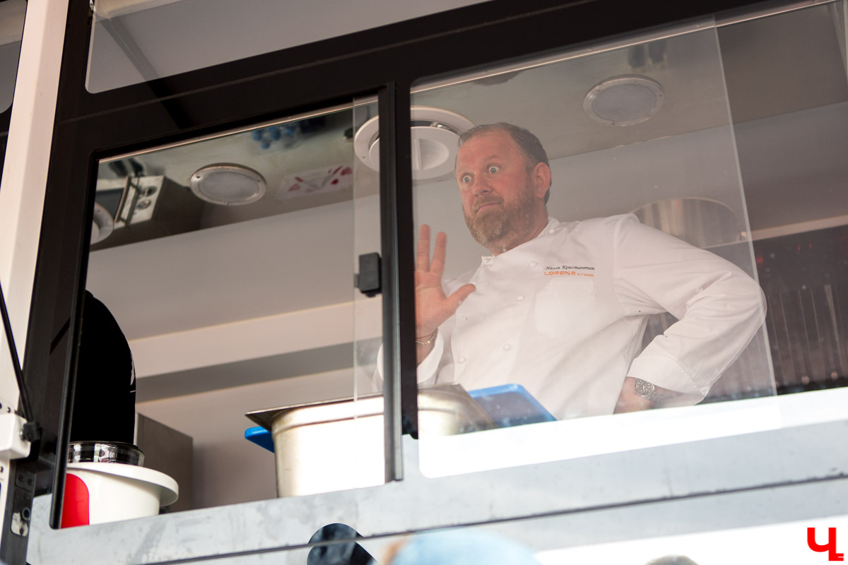 31 августа и 1 сентября Владимир праздновал День города. Работало очень много фуд-зон, мы прогулялись по самым интересным и делимся впечатлениями