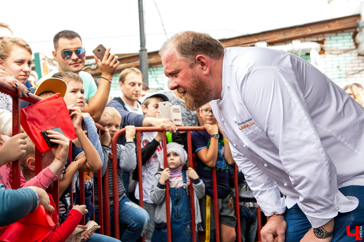 31 августа и 1 сентября Владимир праздновал День города. Работало очень много фуд-зон, мы прогулялись по самым интересным и делимся впечатлениями