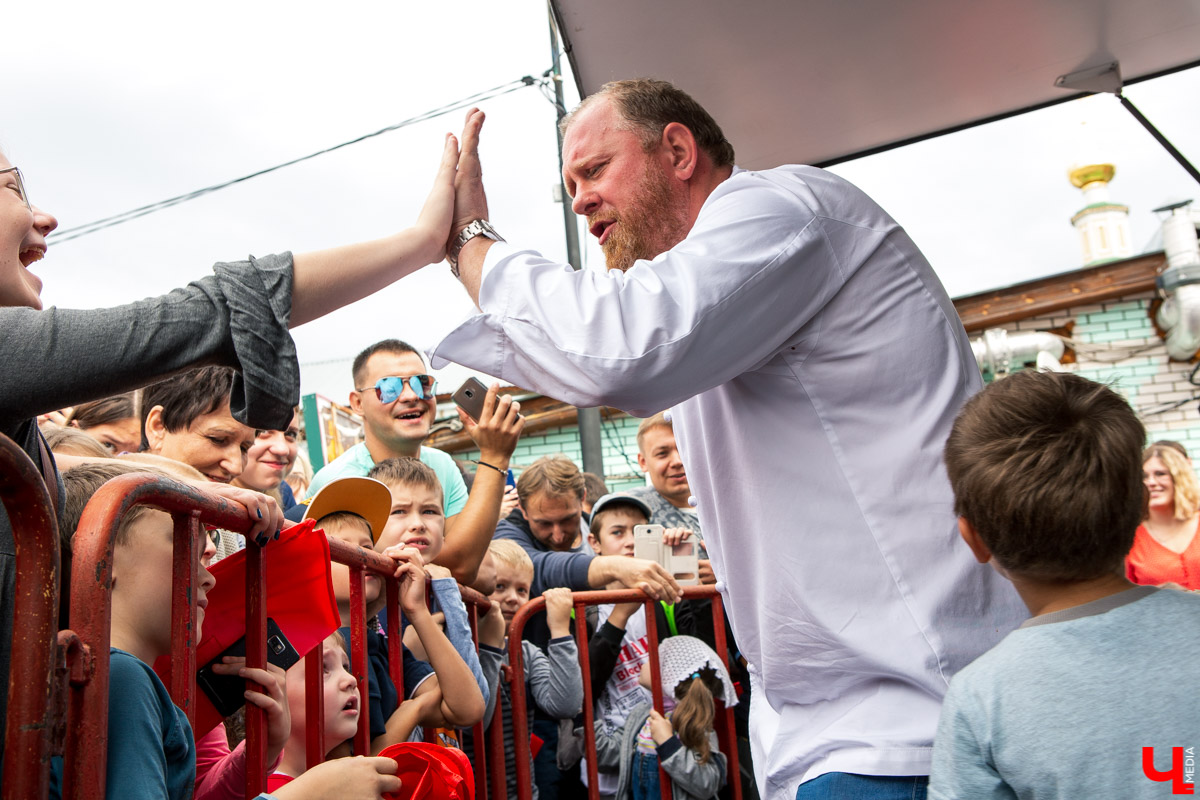 31 августа и 1 сентября Владимир праздновал День города. Работало очень много фуд-зон, мы прогулялись по самым интересным и делимся впечатлениями