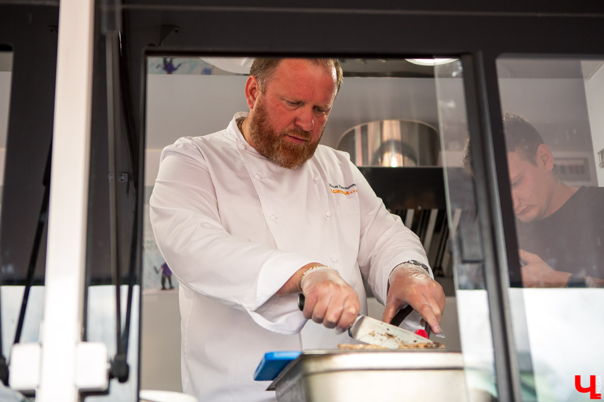 31 августа и 1 сентября Владимир праздновал День города. Работало очень много фуд-зон, мы прогулялись по самым интересным и делимся впечатлениями