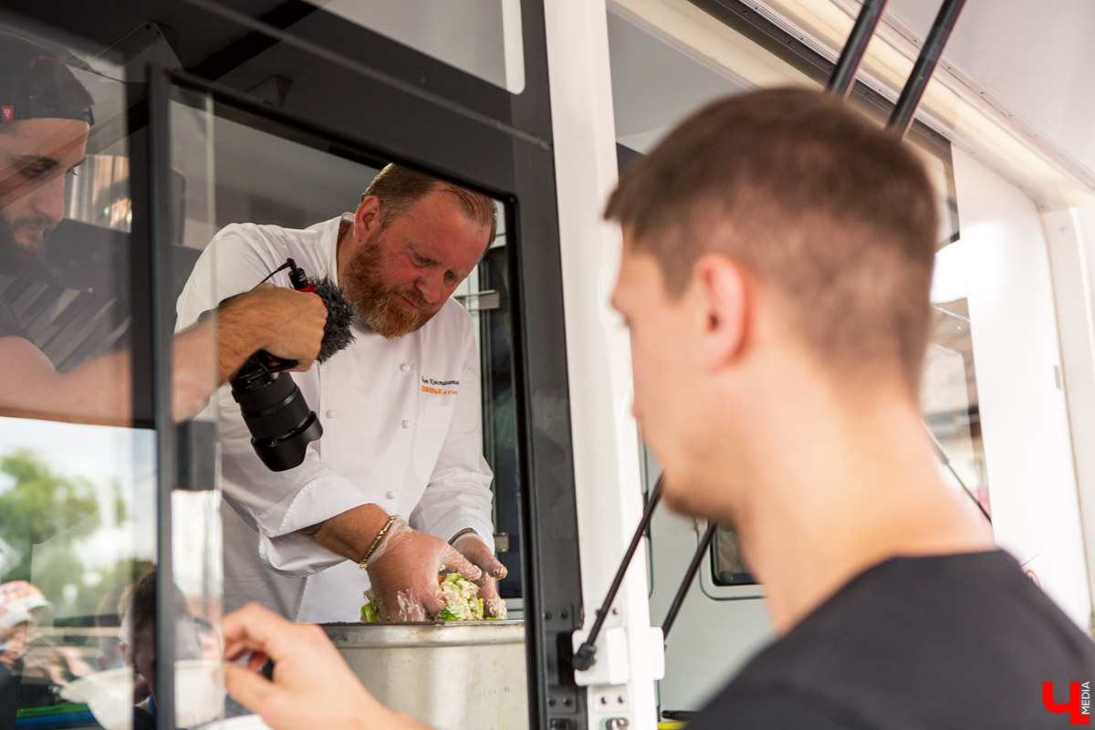 31 августа и 1 сентября Владимир праздновал День города. Работало очень много фуд-зон, мы прогулялись по самым интересным и делимся впечатлениями