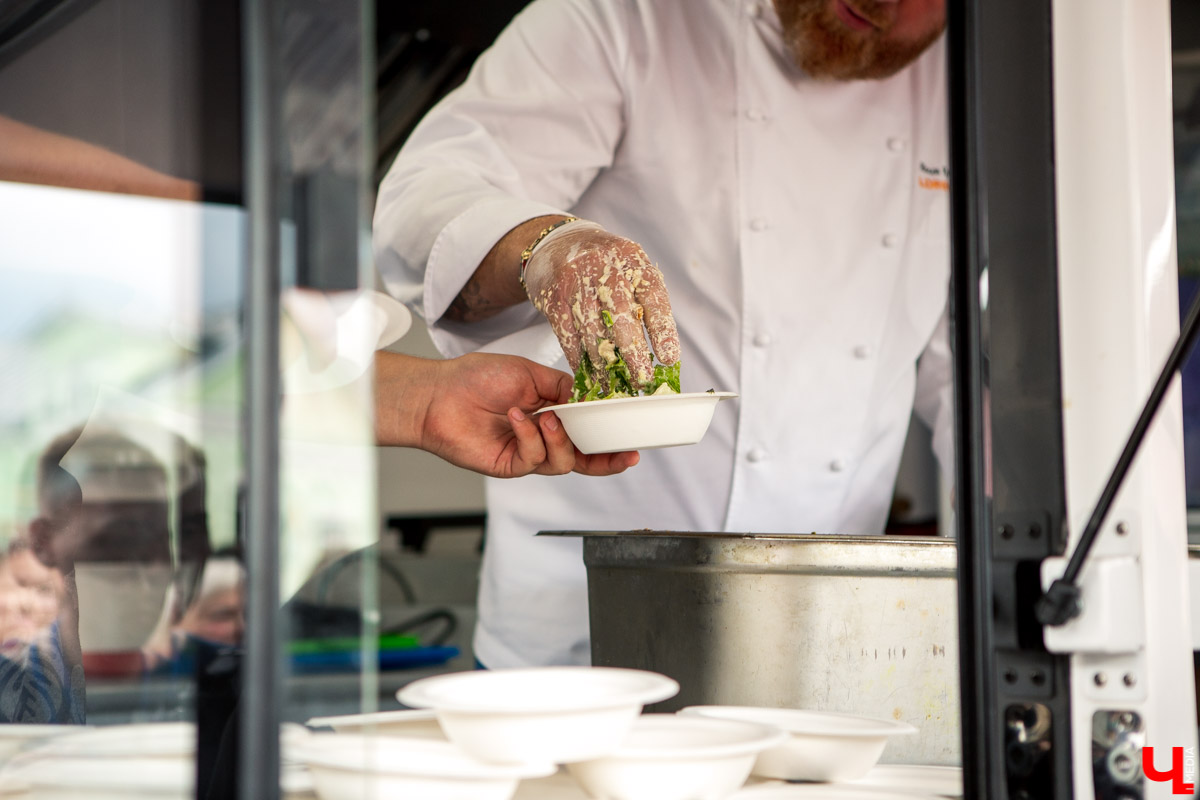 31 августа и 1 сентября Владимир праздновал День города. Работало очень много фуд-зон, мы прогулялись по самым интересным и делимся впечатлениями