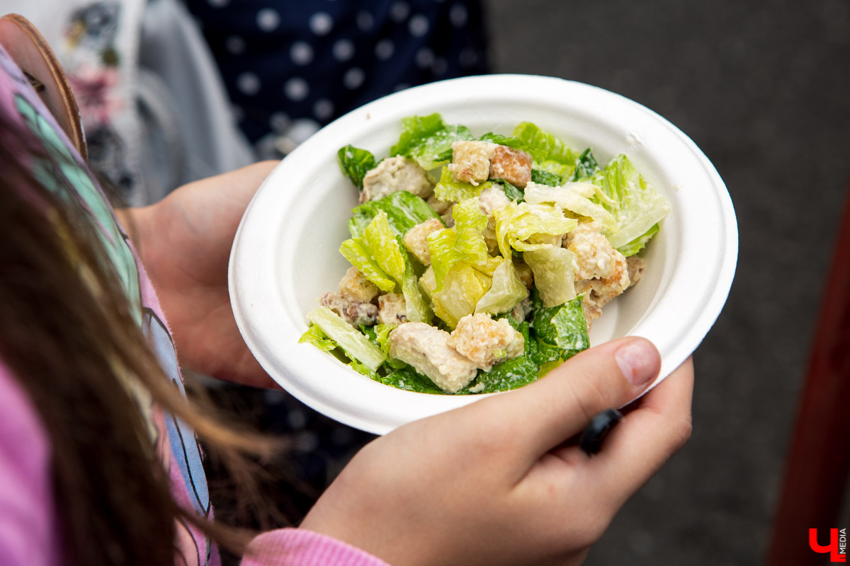 31 августа и 1 сентября Владимир праздновал День города. Работало очень много фуд-зон, мы прогулялись по самым интересным и делимся впечатлениями