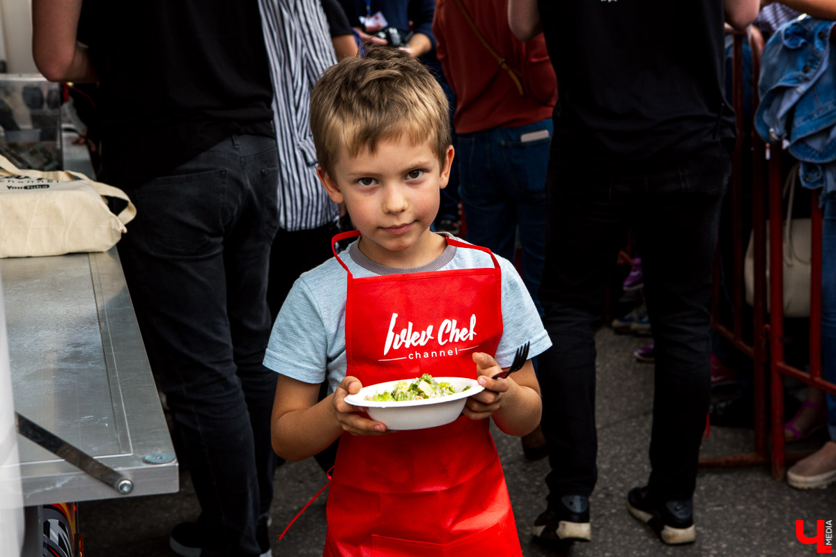31 августа и 1 сентября Владимир праздновал День города. Работало очень много фуд-зон, мы прогулялись по самым интересным и делимся впечатлениями