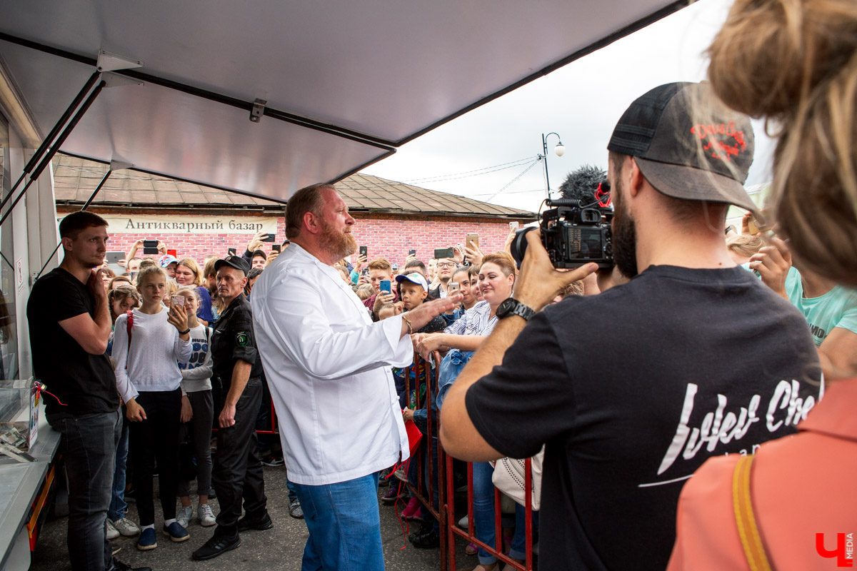 31 августа и 1 сентября Владимир праздновал День города. Работало очень много фуд-зон, мы прогулялись по самым интересным и делимся впечатлениями