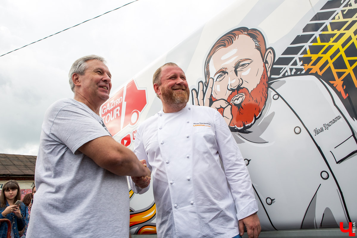 31 августа и 1 сентября Владимир праздновал День города. Работало очень много фуд-зон, мы прогулялись по самым интересным и делимся впечатлениями