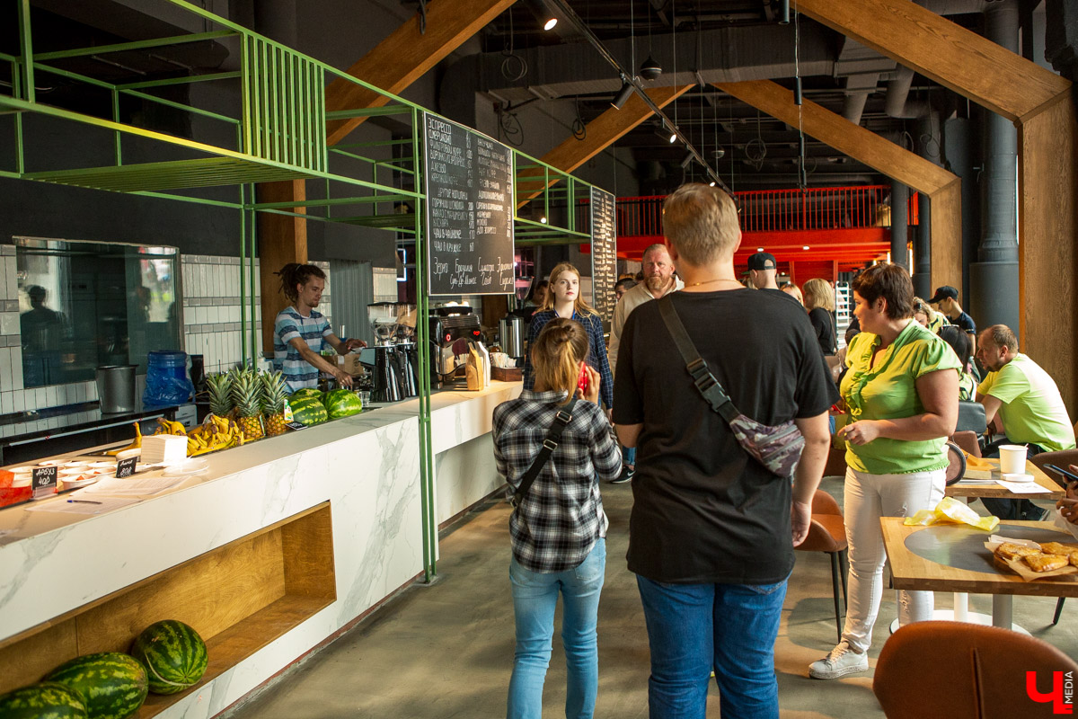 31 августа и 1 сентября Владимир праздновал День города. Работало очень много фуд-зон, мы прогулялись по самым интересным и делимся впечатлениями