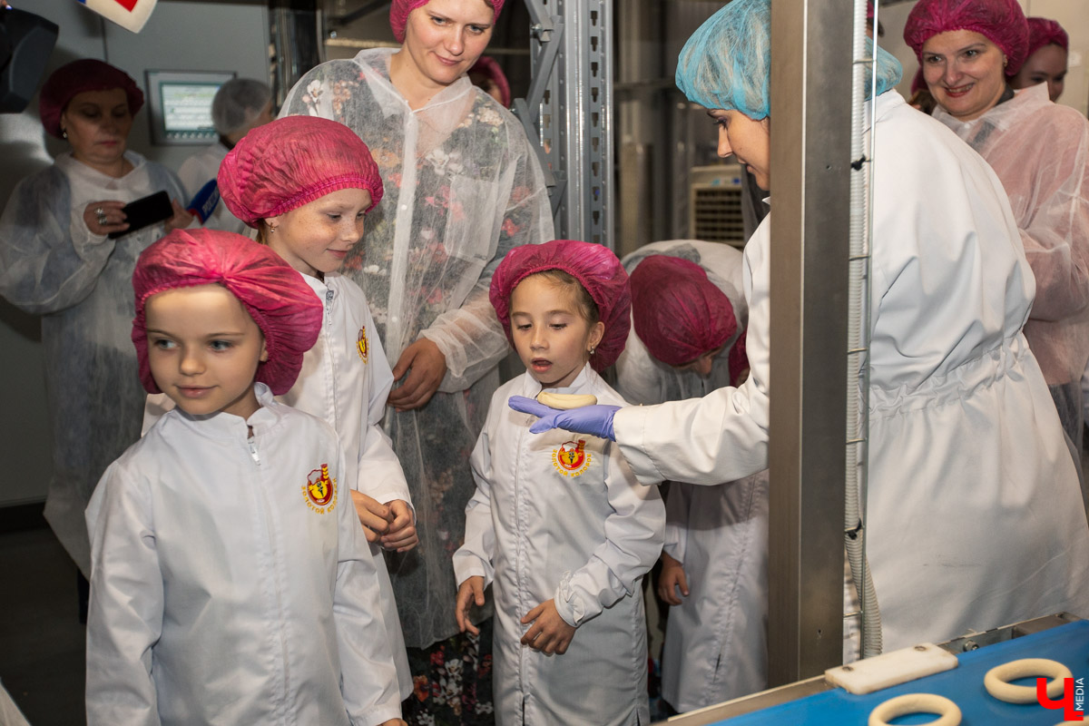 2 сентября Владимирский хлебокомбинат провел экскурсию для первоклассников. Ребятам вручили подарки и показали, как работают современные пекари