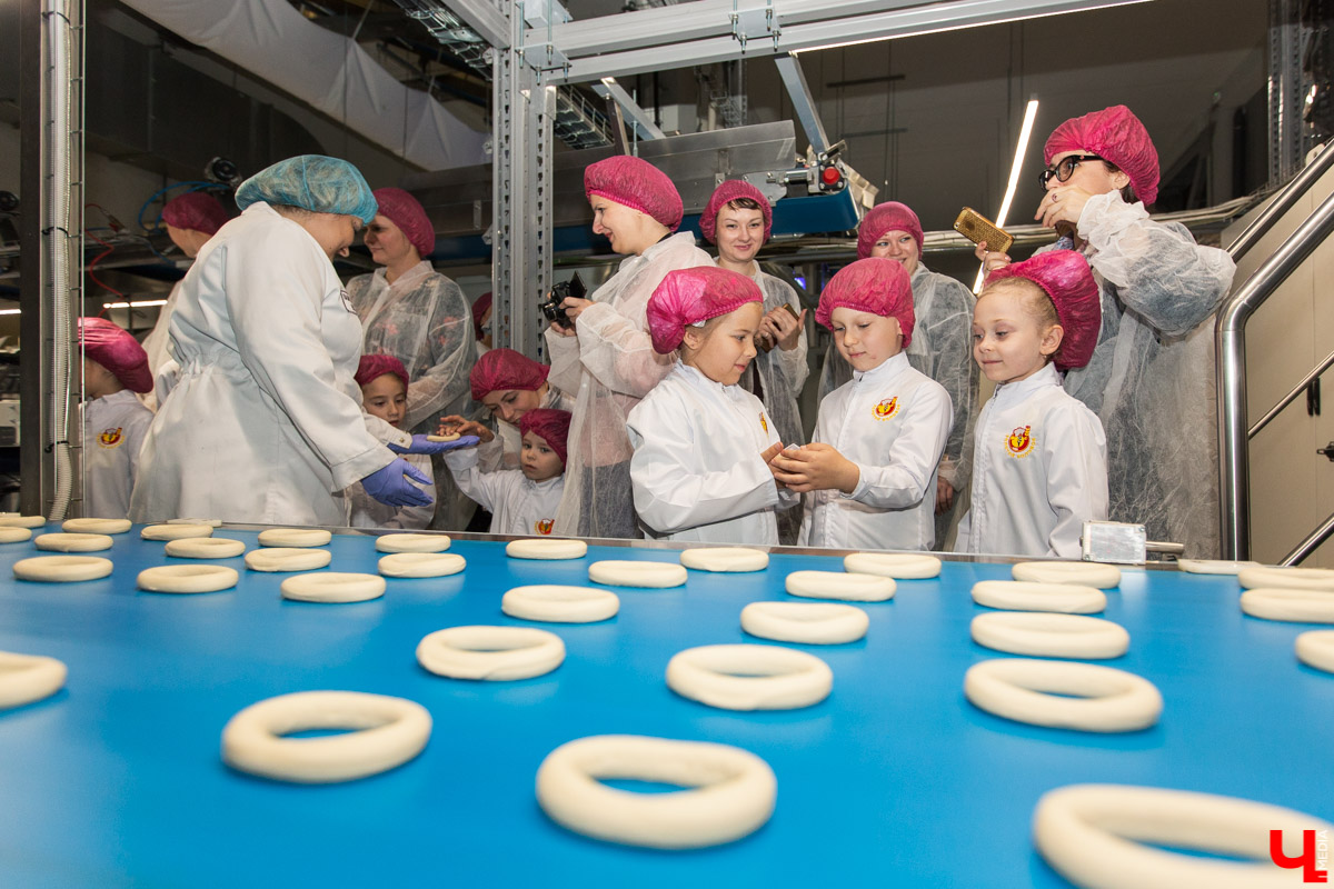 2 сентября Владимирский хлебокомбинат провел экскурсию для первоклассников. Ребятам вручили подарки и показали, как работают современные пекари