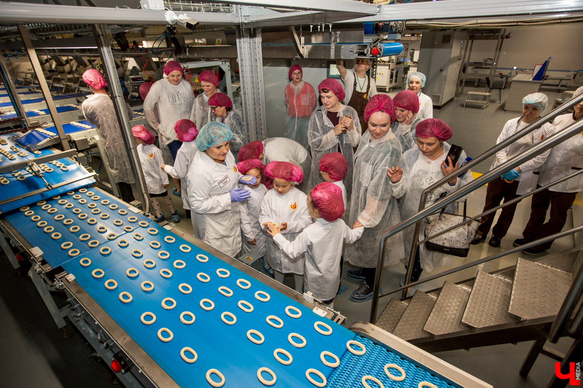 2 сентября Владимирский хлебокомбинат провел экскурсию для первоклассников. Ребятам вручили подарки и показали, как работают современные пекари