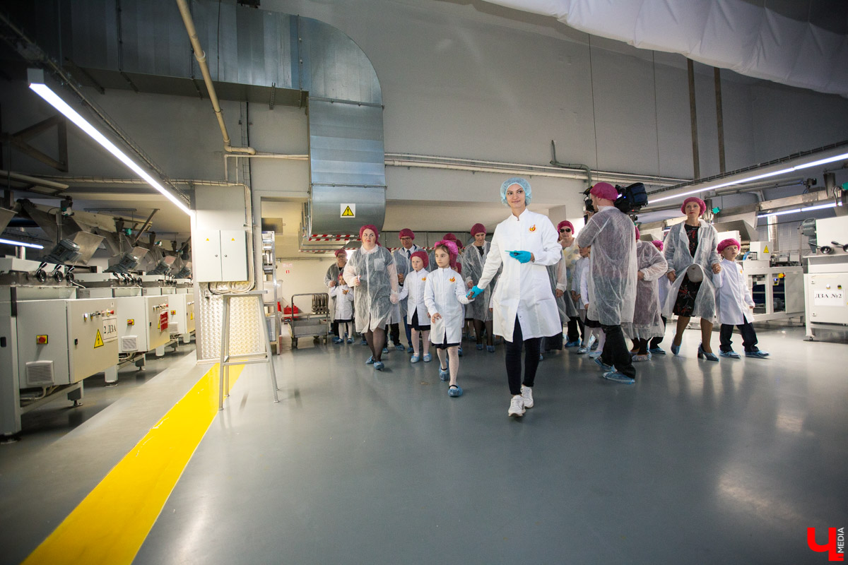 2 сентября Владимирский хлебокомбинат провел экскурсию для первоклассников. Ребятам вручили подарки и показали, как работают современные пекари