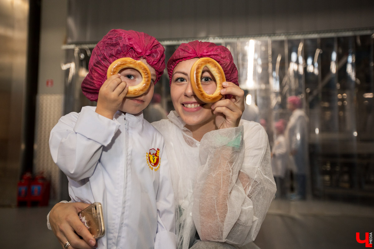 2 сентября Владимирский хлебокомбинат провел экскурсию для первоклассников. Ребятам вручили подарки и показали, как работают современные пекари