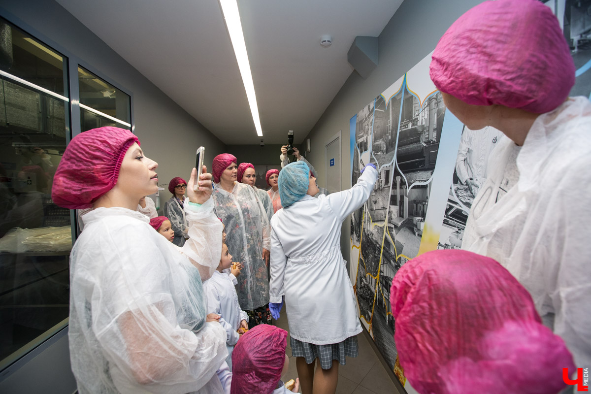 2 сентября Владимирский хлебокомбинат провел экскурсию для первоклассников. Ребятам вручили подарки и показали, как работают современные пекари