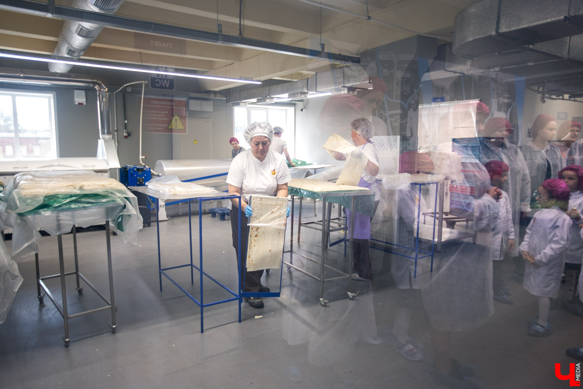 2 сентября Владимирский хлебокомбинат провел экскурсию для первоклассников. Ребятам вручили подарки и показали, как работают современные пекари