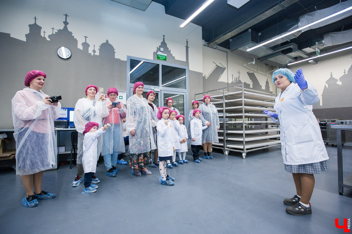 2 сентября Владимирский хлебокомбинат провел экскурсию для первоклассников. Ребятам вручили подарки и показали, как работают современные пекари