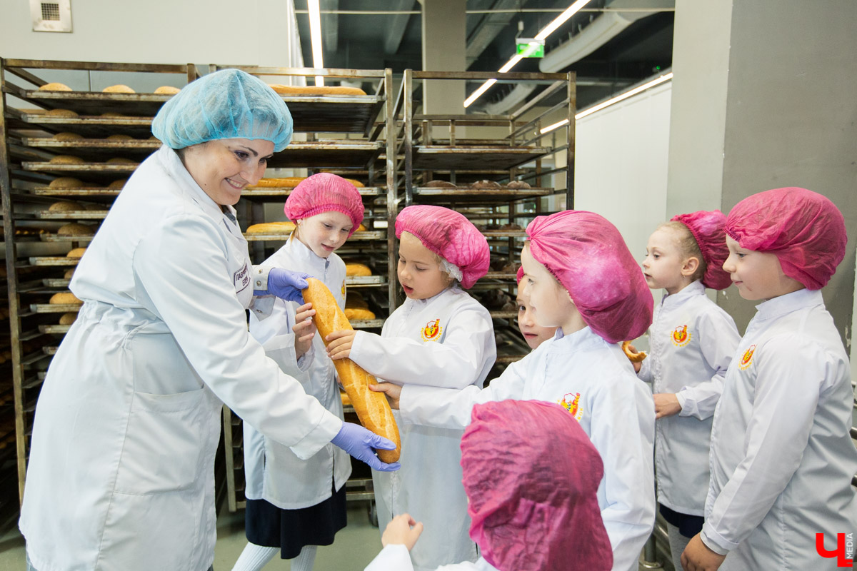 2 сентября Владимирский хлебокомбинат провел экскурсию для первоклассников. Ребятам вручили подарки и показали, как работают современные пекари