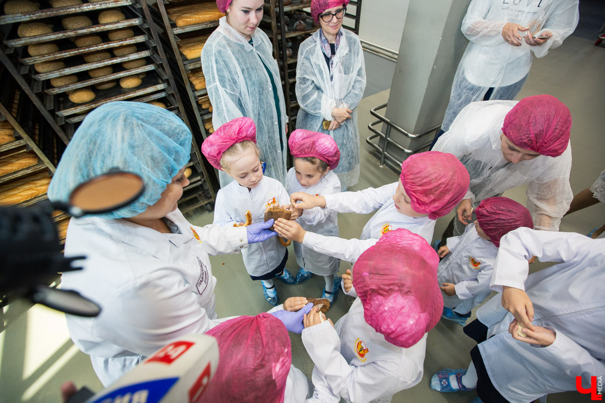 2 сентября Владимирский хлебокомбинат провел экскурсию для первоклассников. Ребятам вручили подарки и показали, как работают современные пекари