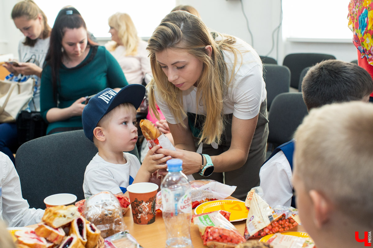 2 сентября Владимирский хлебокомбинат провел экскурсию для первоклассников. Ребятам вручили подарки и показали, как работают современные пекари