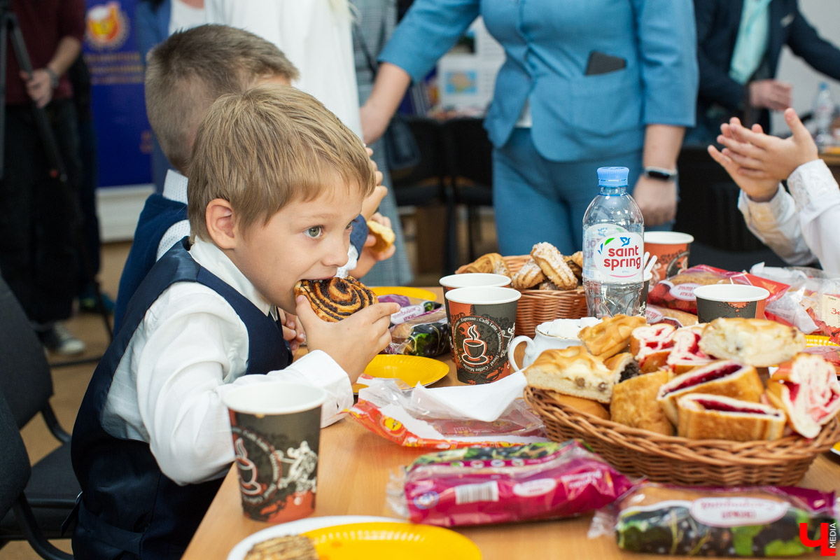 2 сентября Владимирский хлебокомбинат провел экскурсию для первоклассников. Ребятам вручили подарки и показали, как работают современные пекари