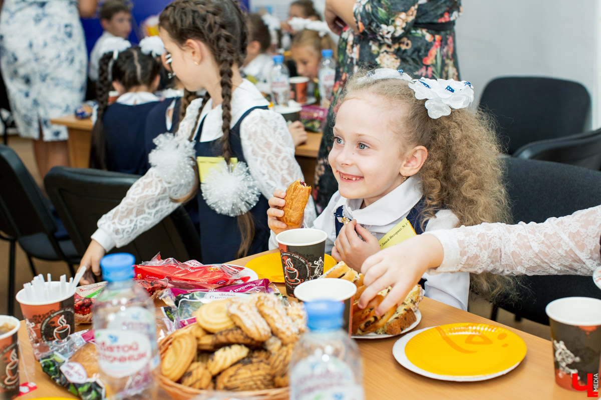 2 сентября Владимирский хлебокомбинат провел экскурсию для первоклассников. Ребятам вручили подарки и показали, как работают современные пекари
