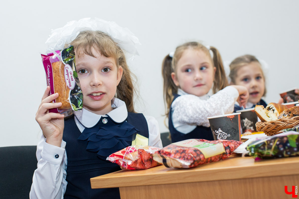 2 сентября Владимирский хлебокомбинат провел экскурсию для первоклассников. Ребятам вручили подарки и показали, как работают современные пекари