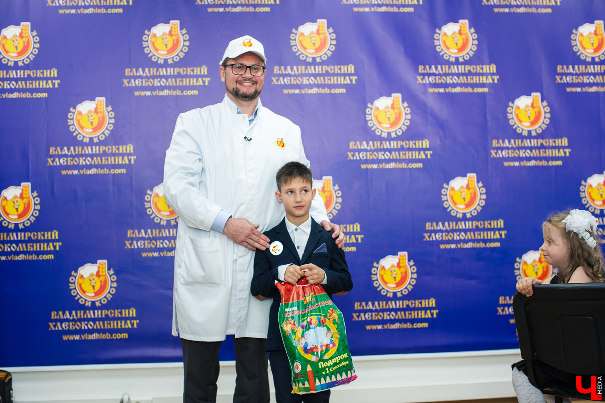 2 сентября Владимирский хлебокомбинат провел экскурсию для первоклассников. Ребятам вручили подарки и показали, как работают современные пекари