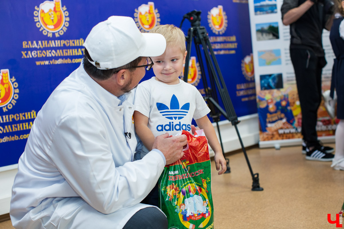 2 сентября Владимирский хлебокомбинат провел экскурсию для первоклассников. Ребятам вручили подарки и показали, как работают современные пекари