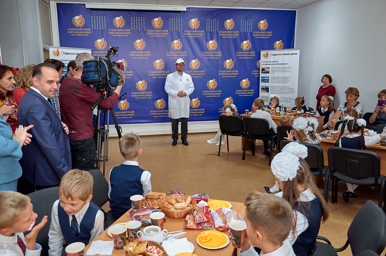 2 сентября Владимирский хлебокомбинат провел экскурсию для первоклассников. Ребятам вручили подарки и показали, как работают современные пекари