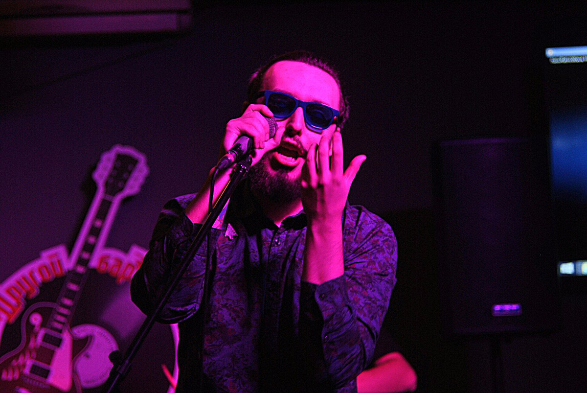 Владимирская группа “Глазированная пихта” выступает в не типичном для города жанре - мелодекламация. В их случае это чтение социально-критических стихов под электронную музыку. Скоро коллектив выпускает альбом, состоящий из текстов одного из лучших, но не известных поэтов Серебряного века