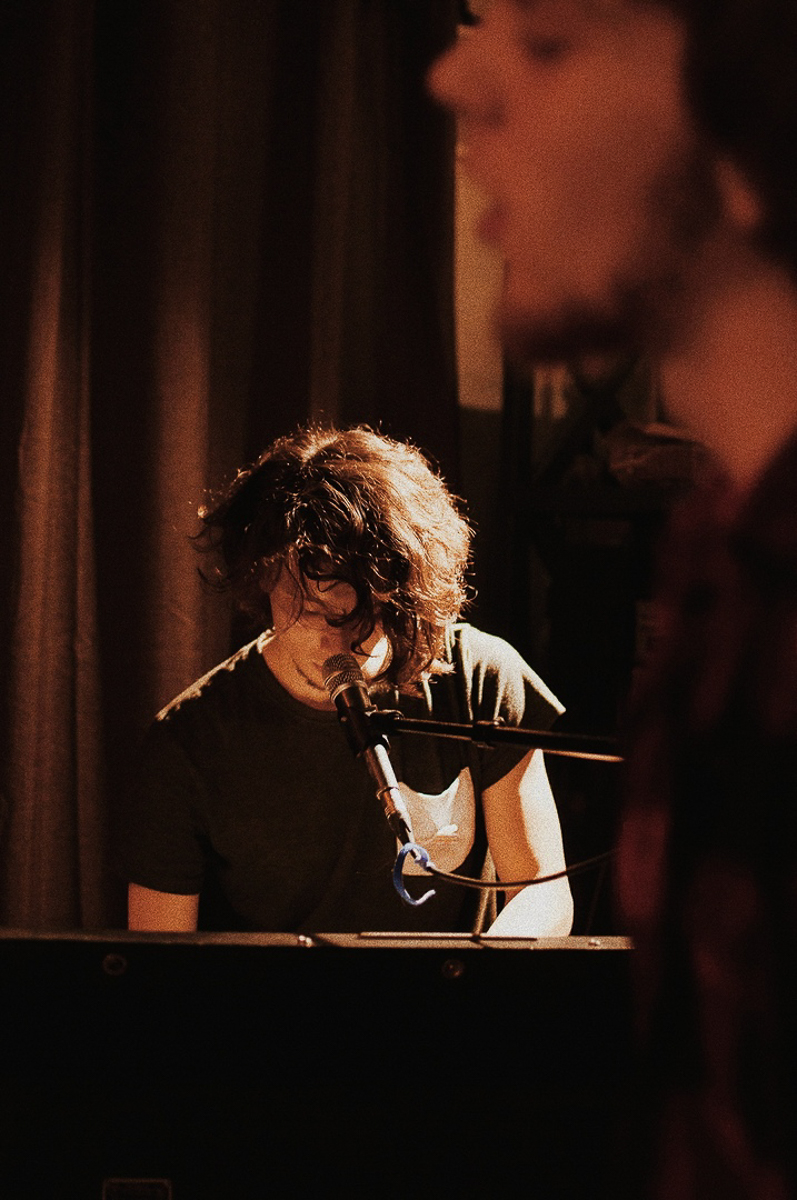 Владимирская группа “Глазированная пихта” выступает в не типичном для города жанре - мелодекламация. В их случае это чтение социально-критических стихов под электронную музыку. Скоро коллектив выпускает альбом, состоящий из текстов одного из лучших, но не известных поэтов Серебряного века