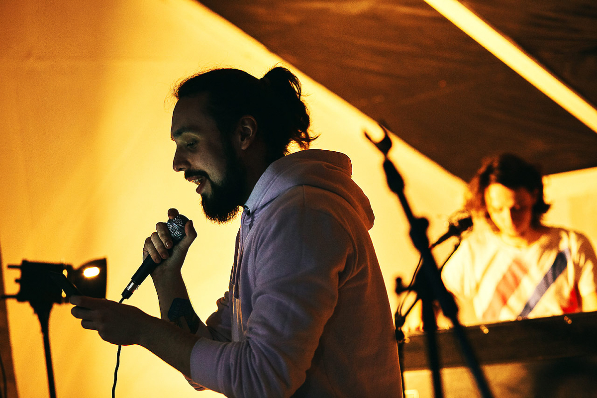 Владимирская группа “Глазированная пихта” выступает в не типичном для города жанре - мелодекламация. В их случае это чтение социально-критических стихов под электронную музыку. Скоро коллектив выпускает альбом, состоящий из текстов одного из лучших, но не известных поэтов Серебряного века