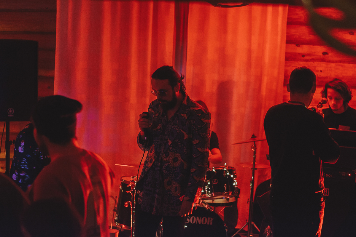 Владимирская группа “Глазированная пихта” выступает в не типичном для города жанре - мелодекламация. В их случае это чтение социально-критических стихов под электронную музыку. Скоро коллектив выпускает альбом, состоящий из текстов одного из лучших, но не известных поэтов Серебряного века